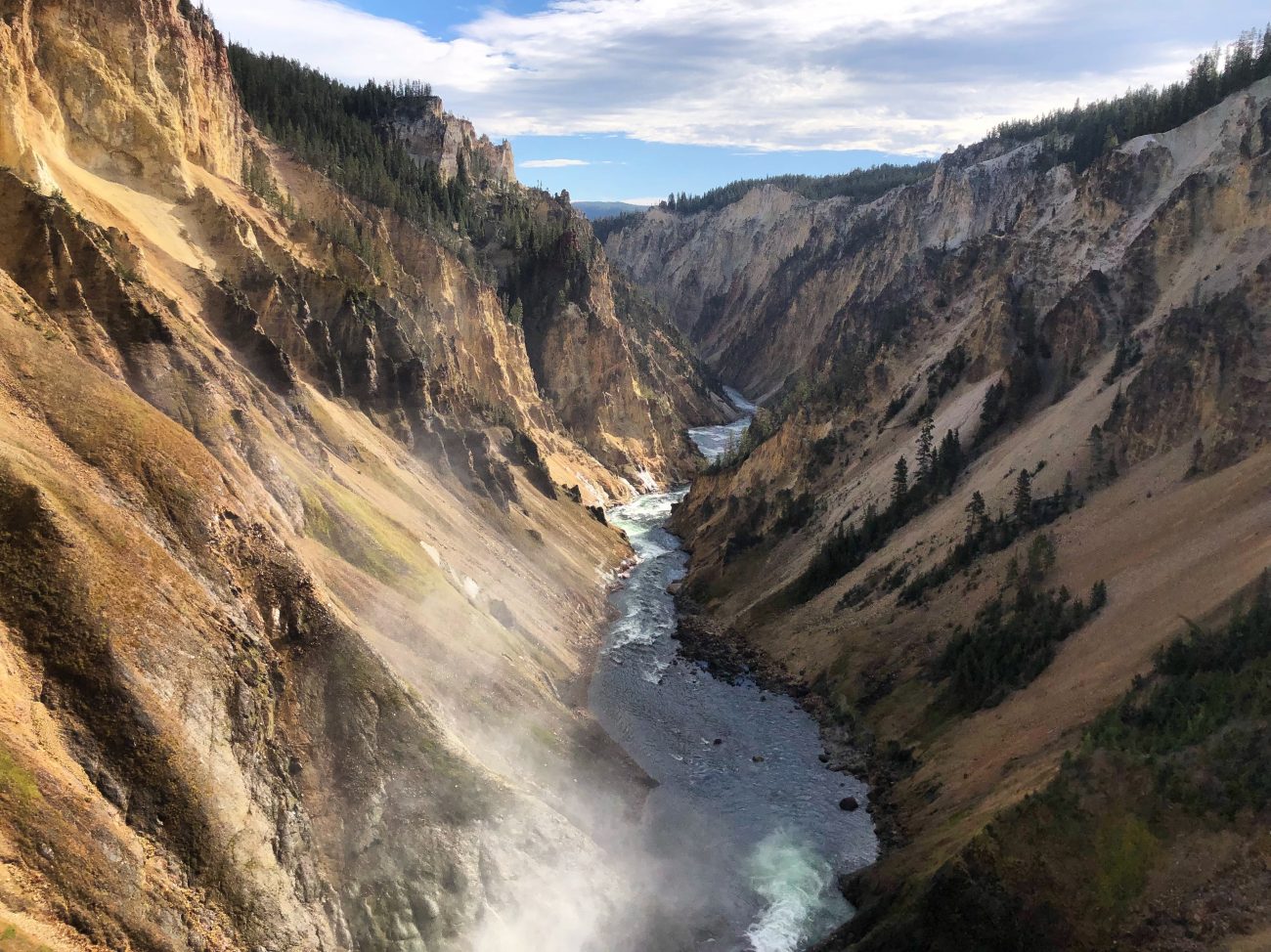Visit Wyoming - Yellowstone National Park